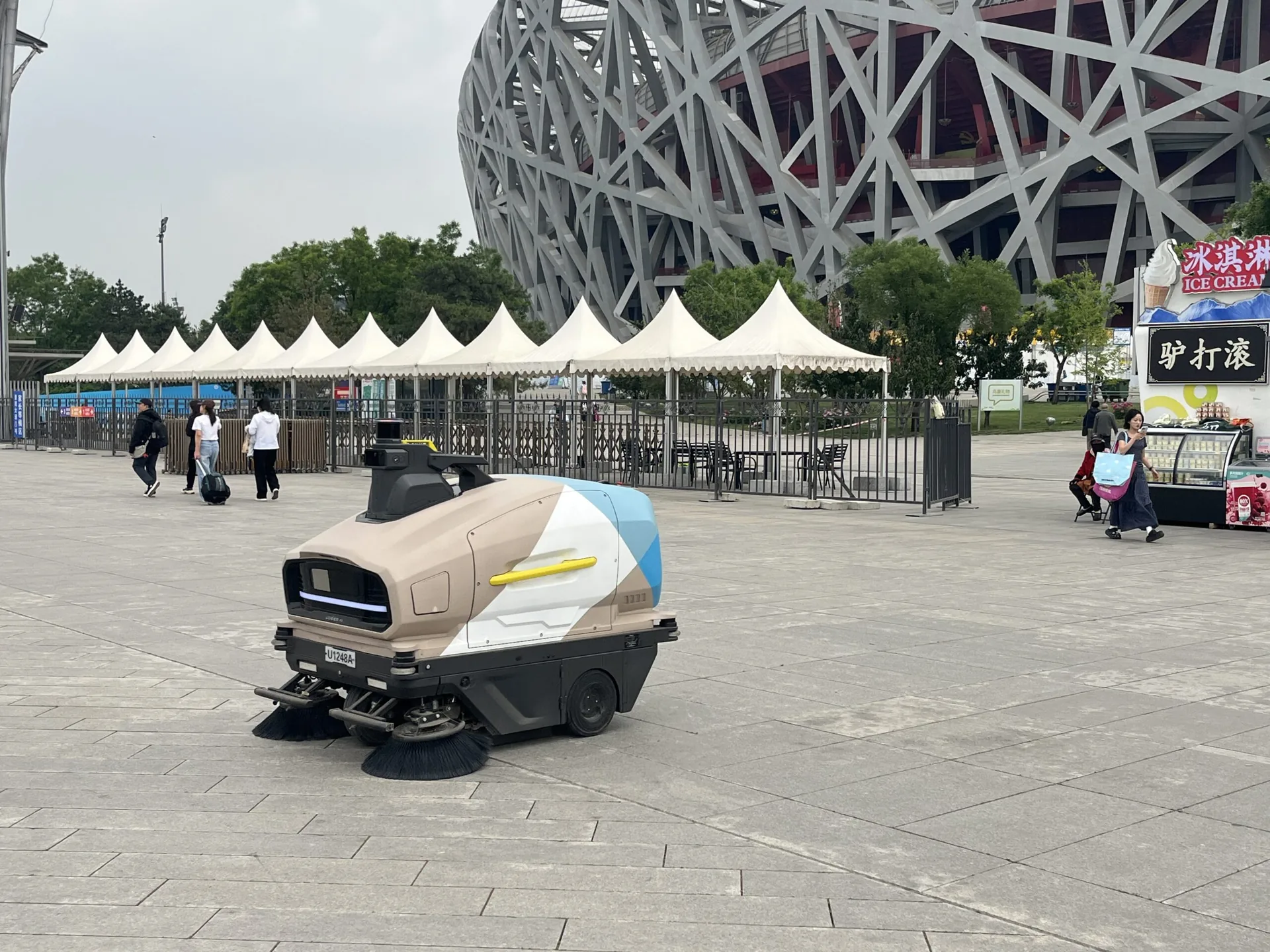 Jaelin Tech outdoor sweeping robot cleaning a public plaza